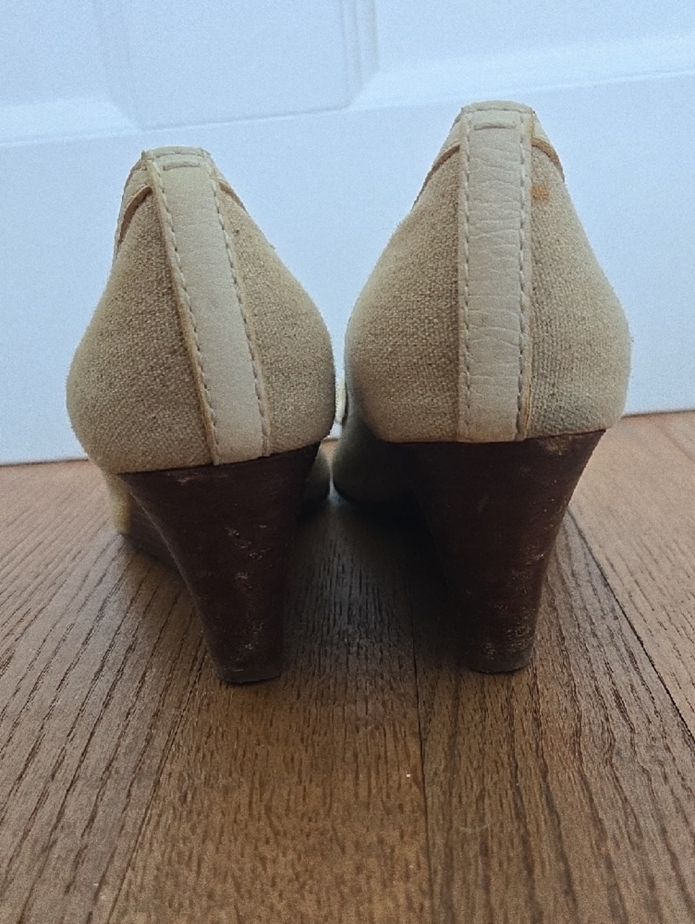 Tory Burch Amands Natural Canvas Peep-Toe Wedges with Gold Logo 7.5 - Picture 6 of 7